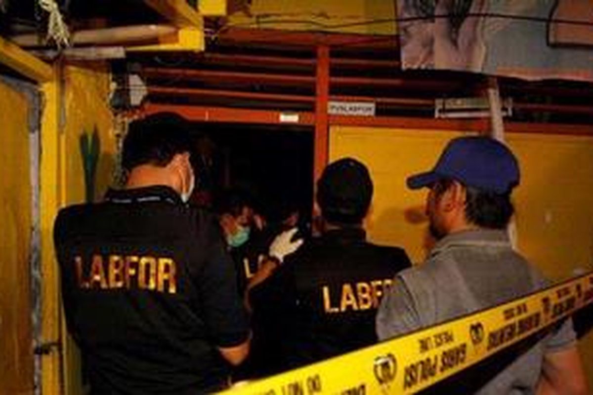 Petugas Puslabfor memeriksa rumah milik M Thariq di Jalan Terate 7 RT 2 RW 4, Tambora, Jembatan, Jakarta Barat, Rabu (5/9/2012). Rumah ini diduga dijadikan tempat penyimpanan bahan baku membuat bom. Petugas menemukan sejumlah bahan baku seperti cairan kimia, paku sebanyak dua kaleng, pipa, dan kabel.