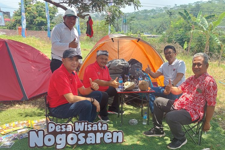 Bupati Semarang Ngesti Nugraha dan Ketua DPRD Kabupaten Semarang Bondan Marutohening menghadiri acara Pesta Durian Mania