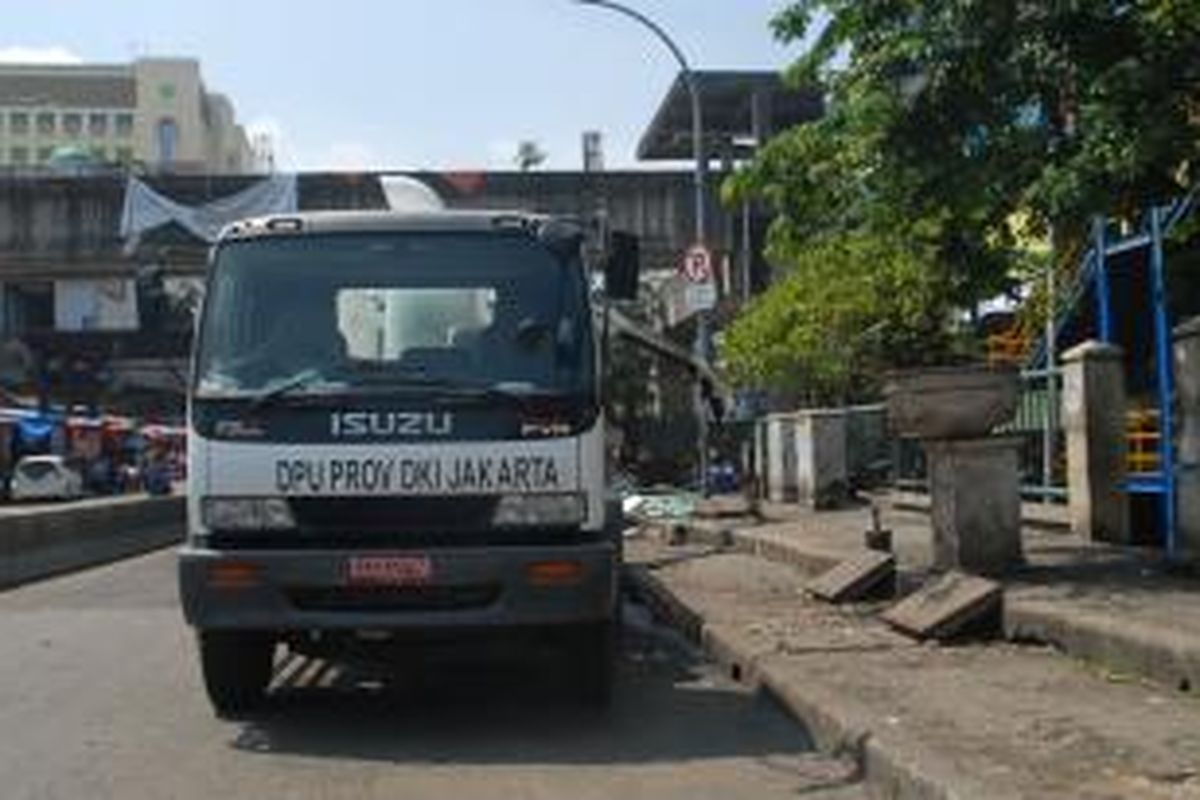 Mobil penyedot limbah cair milik Unit Pelaksana Teknis Alat-alat dan Perbekalan (Alkal) Dinas Pekerjaan Umum DKI Jakarta dioperasikan untuk membersihkan saluran air di depan Pasar Blok G, Tanah Abang, Jakarta, Sabtu (10/8/2013). Sejak malam takbir hingga hari ini, DPU Alkal sudah menyedot lebih dari 53 kubik air comberan. 