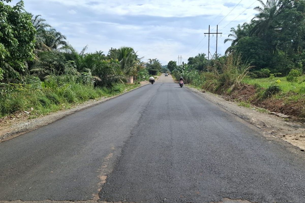 Pemerintah Provinsi (Pemprov) Riau di bawah kepemimpinan Gubernur Abdul Wahid mampu merealisasikan perbaikan Jalan Lintas Garuda Sakti di Desa Pantai Cermin, Kecamatan Tapung, Kabupaten Kampar, Pekanbaru, Riau. 