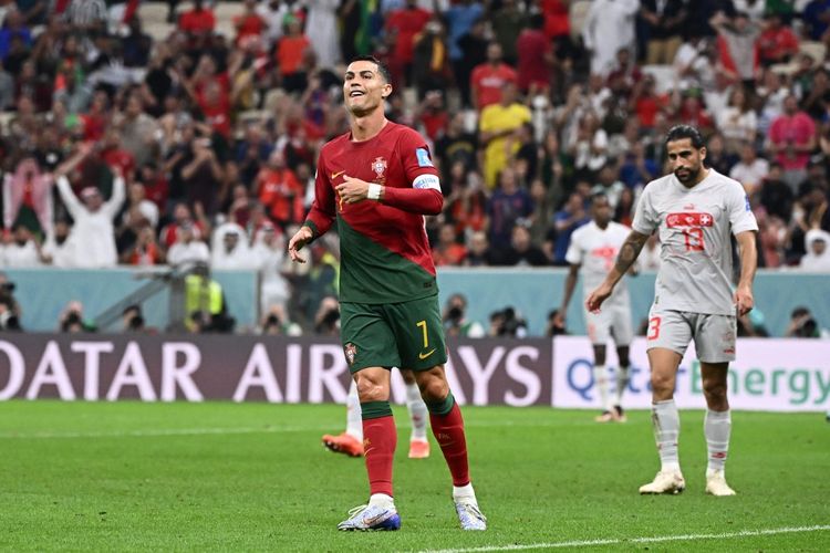 Cristiano Ronaldo saat membela Portugal melawan Swiss pada babak 16 besar Piala Dunia 2022. Laga Portugal vs Swiss yang berlangsung di Stadion Lusail, Qatar, Rabu (7/12/2022) dini hari WIB, tuntas dengan skor 6-1. Artikeel ini berisi prediksi Maroko vs Portugal di perempat final Piala Dunia 2022. (Foto oleh AFP/Fabrice COFFRINI. 