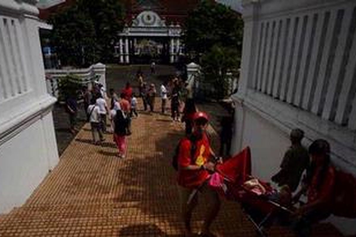 Wisatawan mengunjungi bangunan Siti Hinggil di kompleks Keraton Yogyakarta, Yogyakarta, Rabu (26/12/2012). Kunjungan wisatawan ke berbagai obyek wisata di Daerah Istimewa Yogyakarta terus mengalir selama masa liburan akhir tahun ini sehingga memberi angin segar bagi para pelaku industri pariwisata di provinsi tersebut.  