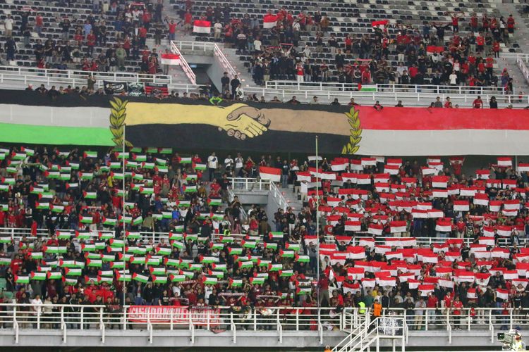 Suporter Timnas Indonesia berkreasi saat pertandingan FIFA Matchday melawan Palestina yang berakhir dengan skor 0-0 di Stadion Gelora Bung Tomo Surabaya, Rabu (14/6/2023) malam.