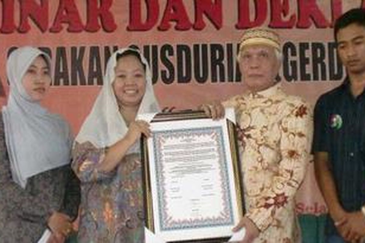 Aktivis Gerakan Gusdurian Surabaya memberikan Piagam Deklarasi kepada Putri Gus Dur, Alissa Wahid, Selasa (17/5/2011).