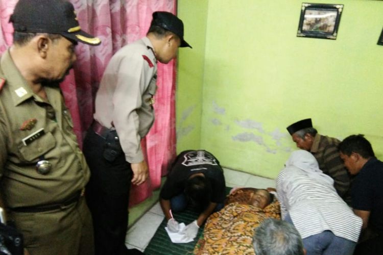 Anggota Polsek Ujungjaya dan Polres Sumedang saat mengecek kondisi petani yang tewas akibat tersambar petir, Kamis (21/3/2019) sore.
