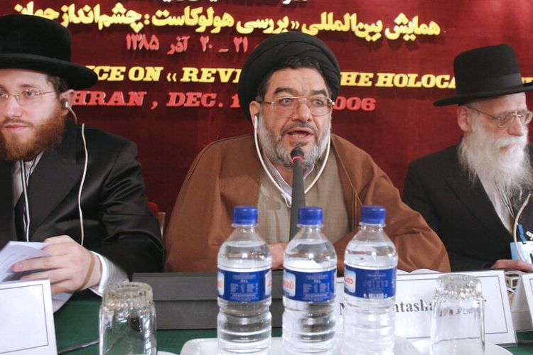 Dalam file foto 11 Desember 2006 ini, Ali Akbar Mohtashamipour (tengah), berbicara selama konferensi tentang Holocaust dengan Rabi Moishe Arye Friedman, kiri, dari Austria, dan Rabi Ahron Cohen, kanan, dari Inggris, di Teheran, Iran. 