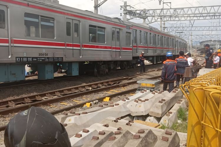 Commuter Line Anjlok di Stasiun Rangkasbitung, Penumpang Dievakuasi