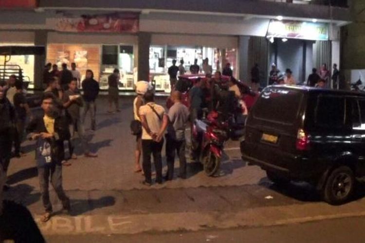 Sejumlah warga di Kabupaten Bone, Sulawesi Selatan berkerumun pasca perkelahian dua pria yang menewaskan salah satu diantaranya. Jumat, (17/2/2017).