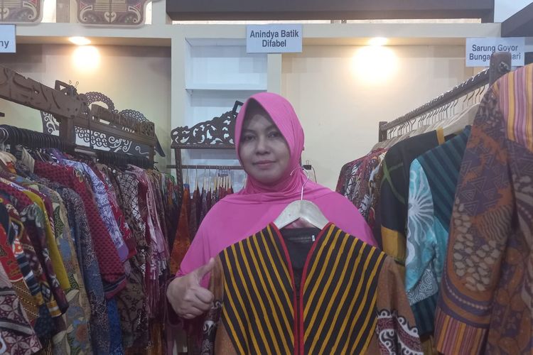 Seorang perempuan bernama Lisa Farida (44) rela resign dari pekerjaan tersebut demi memberdayakan penyandang disabilitas untuk bersama-sama mengembangkan UMKM fesyen. Bagi Lisa, uang bukan segalanya. Pekerjaan yang sudah mapan pun ia tinggalkan demi memberdayakan penyandang disabilitas.