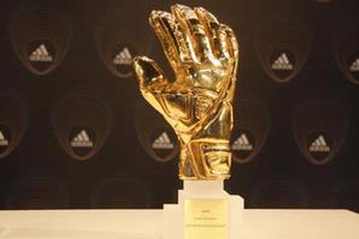 Sarung emas yang akan diberikan kepada kiper terbaik Piala Dunia 2010. Sarung ini juga disimpan di Sandton, Johannesburg. Jika tak dijaga ketat, sarung ini juga bisa melayang digondol maling.