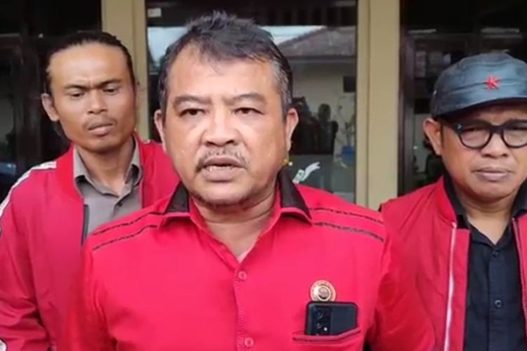 Ketua DPC PDIP Indramayu Sirojudin memberikan keterangan kepada sejumlah pekerja media di Mapolres Indramayu pada Rabu (17/1/2024). Sirojudin melaporkan inisial S terduga oknum karyawan PDAM usai mengunggah foto editan Megawati berpakaian tak senonoh.