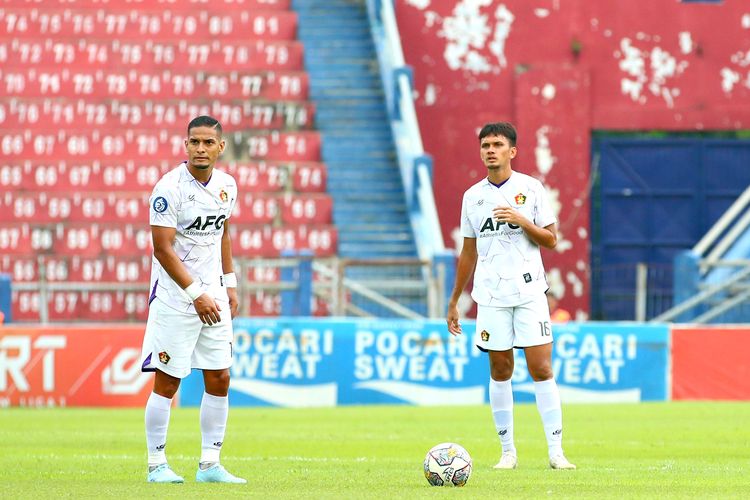 Pemain Persik Kediri Renan Silva siap menendang bola saat pertandingan pekan ke-31 Liga 1 2022-2023 melawan Persebaya Surabaya yang berakhir dengan skor 1-0 di Stadion Brawijaya Kediri, Sabtu (18/3/2023) sore.