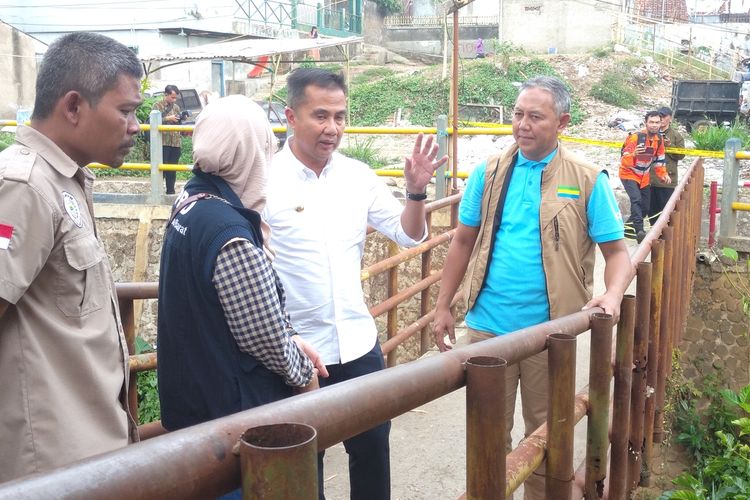 Pj Gubernur Jabar, Bey Machmudin saat meninjau lokasi TPT ambruk di Kali Cipamokolan, Kelurahan Pasirlayung, Kecamatan Cibeunying Kidul, Kota Bandung, Sabtu (18/11/2023).