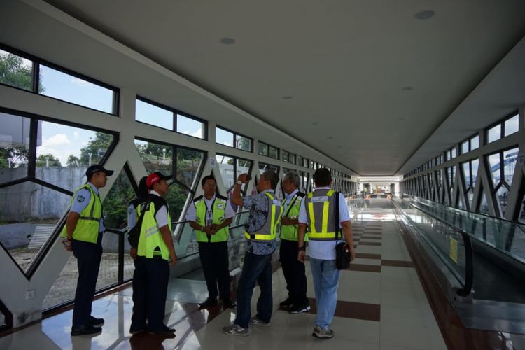 Travelator penghubung antara Terminal A dan B di Bandara Adisutjipto sudah mulai beroperasi sejak Februari 2018.