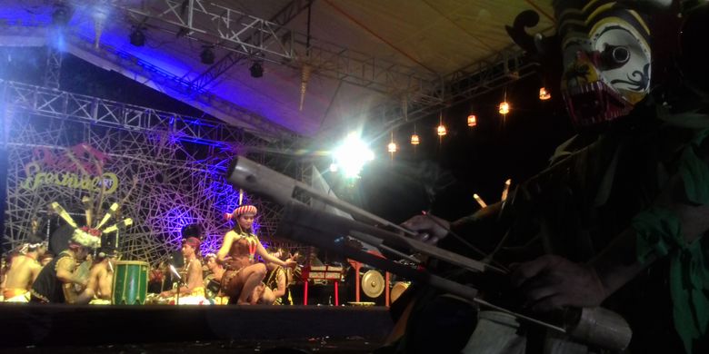 Para penari asal suku Dayak menggebrak pembukaan Menoreh Art Festival 2018 dengan Tari Hudoq dari Kalimantan Timur, Minggu (7/10/2018). Kehadiran Hudoq dilatari musik khasnya membangkitkan suasana festival jadi terkesan mistis dan sakral. MAF 2018 sendiri merupakan festival budaya dalam menyambut HUT ke-67 Kabupaten Kulon Progo. Seniman dari berbagai daerah hadir memeriahkan pembukaan ini. 