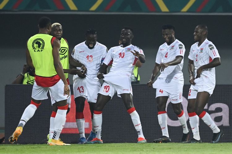 Gelandang Gambia Musa Barrow (tengah) berselebrasi usai membobol gawang Guinea pada laga babak 16 besar Piala Afrika 2021 di Stadion Kouekong, Bafoussam, Kamerun, 24 Januari 2022.