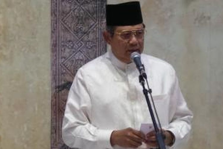 Presiden Susilo Bambang Yudhoyono memberikan keterangan pers terkait insiden bentrokan antara Front Pembela Islam (FPI) dengan warga Kendal, Jawa Tengah di Kemayoran, Minggu (21/7/2013). Presiden mengecam aksi main hakim sendiri yang disebutnya telah menodai nama Islam.