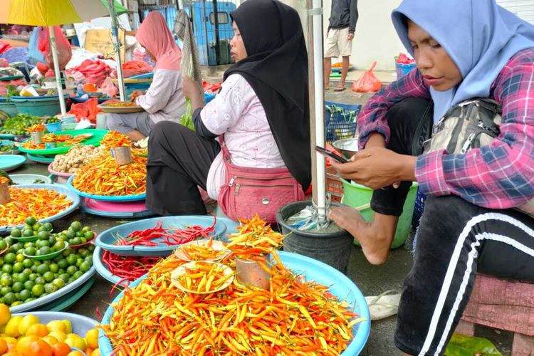 Harga cabai rawit di sejumlah pasar tradisional di Kota Ambon naik hingga Rp 150.000 per kg. Tampak pedagangs sedang menjual kebutuhan bumbu dapur di Pasar mardika Ambon, Selasa (7/12/2021).