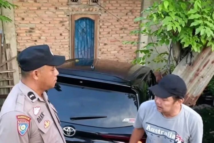 Dihantam Lokomotif di Lubuk Begalung Padang, Mobil Avanza Ringsek dan Terpental