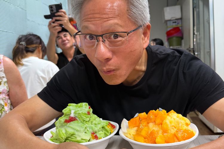 Dalam unggahan akun X resmi @nvidianewsroom, Jensen Huang tampak mencoba beberapa makanan di pasar malam pada Minggu (24/5/2026).