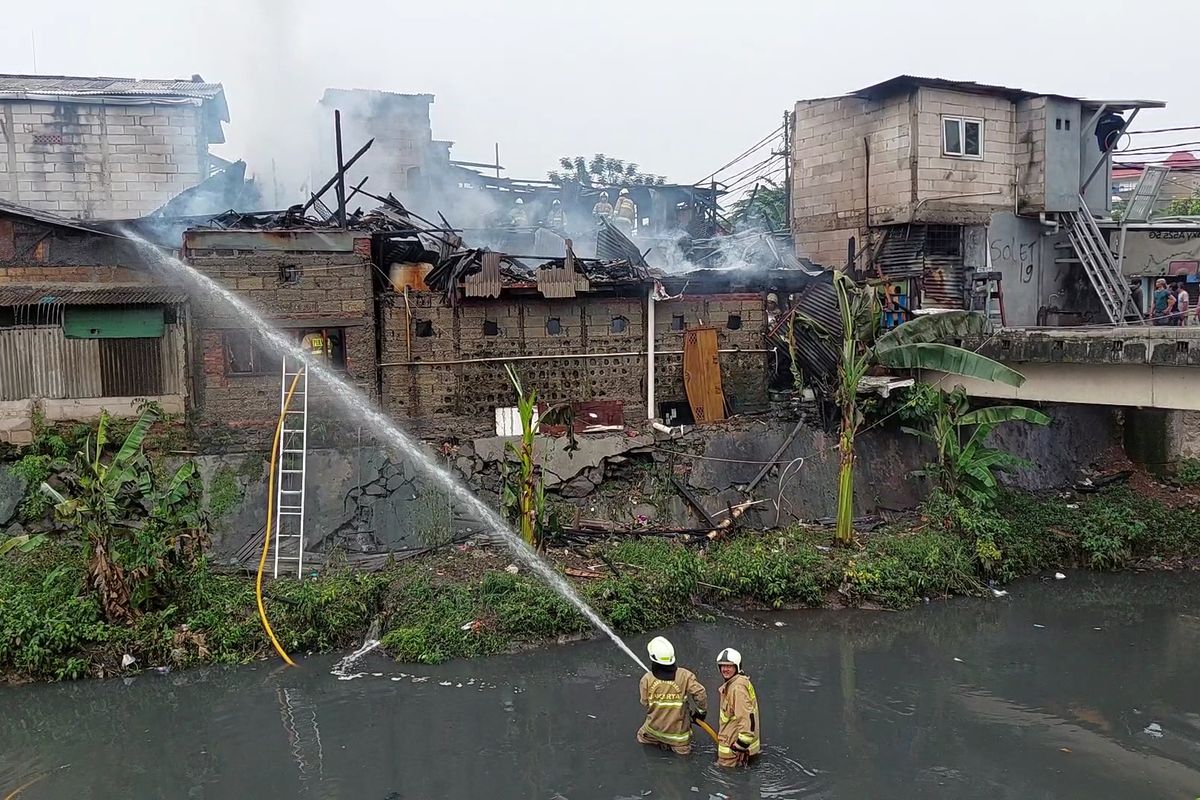 Kebakaran melanda 7 rumah tinggal warga di Jalan Budi Raya, atau dekat Tuga Manggis, Kemanggisan, Palmerah, Jakarta Barat, pada Rabu (19/10/2022) pagi.