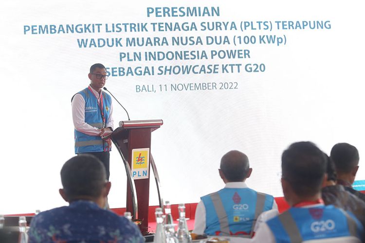 Direktur Utama PLN Darmawan Prasodjo dalam acara peresmian PLTS Terapung Waduk Muara Nusa Dua di Bali. 