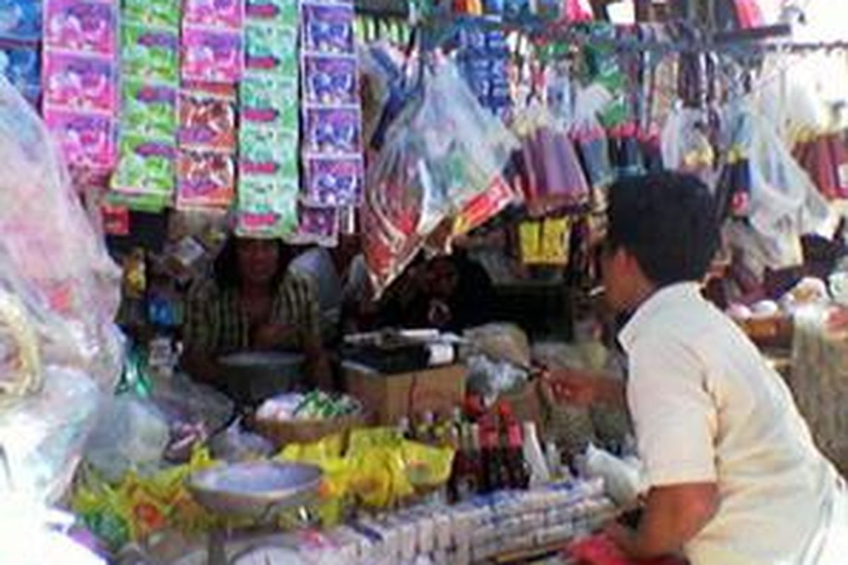 Warung Udin, di Pasar Kramat Jati, Jakarta Timur. Beberapa penjual sembako mengeluh mengalami penurunan omset sejak harga kebutuhan pokok mengalami kenaikan, Selasa (22/1).