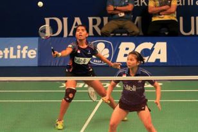 Ganda putri Indonesia, Nitya Krishinda Maheswari (belakang)/Greysia Polii, mengembalikan kok ke arah ganda Singapura, Fu Mingtian/Yu Yan Vanessa Neo, pada babak pertama BCA Indonesia Open Superseries Premier, Rabu (18/6/2014). Nitya/Greysia menang 21-11, 21-13.