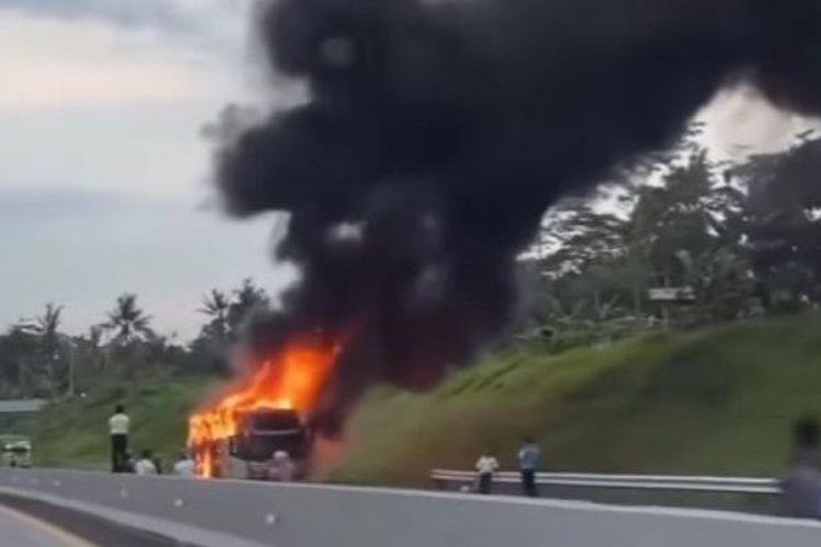 Bus Rosalia Indah hangus terbakar di Tol Semarang-Solo, di Desa Kiringan, Kecamatan/Kabupaten Boyolali, Sabtu (16/3/2024) sore. 
