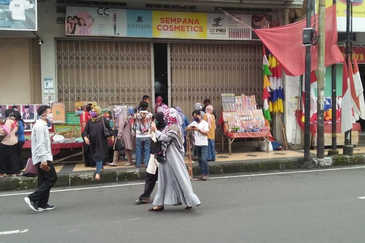 Beberapa toko di Jalan HZ Mustofa Kota Tasikmalaya, akan mulai membuka kembali tempat usahanya pada PSBB tahap kedua setelah hampir dua pekan tutup saat pemberlakuan tahap pertama, Senin (18/5/2020).