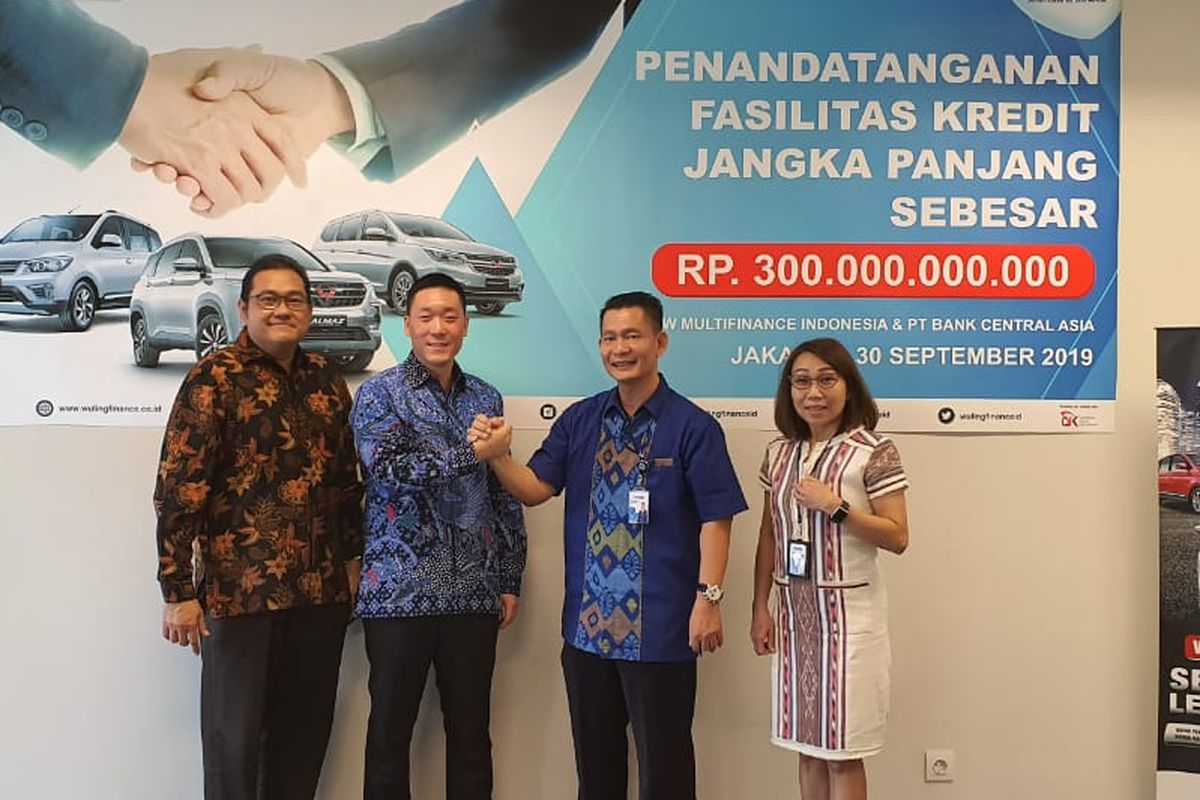 Direktur Utama Wuling Finance Nathan Sun (kedua dari kiri) usai menandatangani perjanjian fasilitas bersama BBCA di Kantor Pusat Wuling Finance, Jakarta, Senin (30/9/2019)