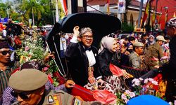 Kirab Budaya Batang Suguhkan 18 Gunungan dan Sawur Uang Rp 10 Juta