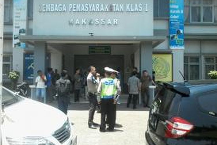 Situasi depan Lapas Klas 1 Makassar yang dijaga polisi saat kedatangan tiga terpidana teroris dari Jakarta, Kamis (1/10/2015).