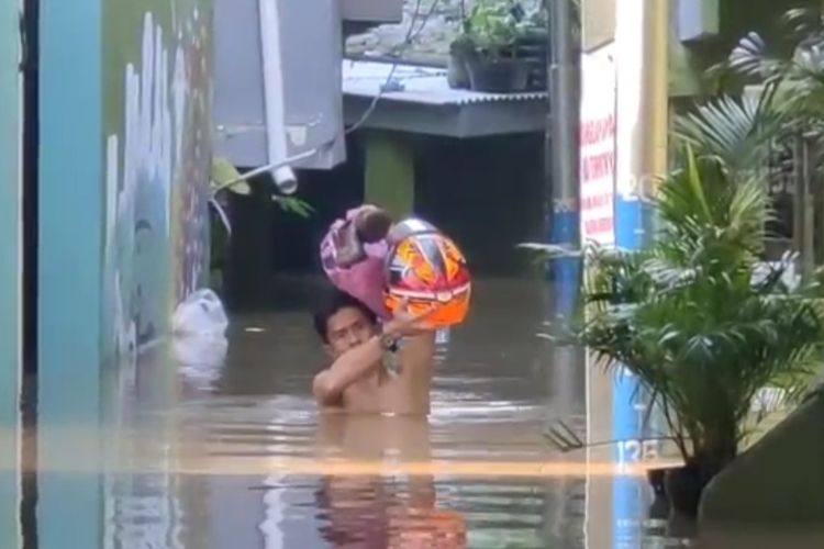 Wilayah RW 004 dan RW 005 Kampung Melayu, Jatinrgara, Jakarta Timur, atau biasa disebut wilayah Kebon Pala, terendam banjir pada Senin (12/9/2022) pagi.