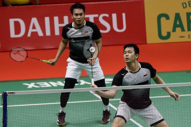 Ganda putra Indonesia, Mohammad Ahsan Ahsan dan Hendra Setiawan bertanding melawan ganda putra Indonesia, Fajar Alfian dan Muhammad Rian Ardianto pada pertandingan semifinal Daihatsu Indonesia Masters 2020 di Istora Senayan Jakarta, Sabtu (18/1/2020). Ahsan dan Setiawan melaju ke final setelah menang 21-12, 18-21, dan 21-17.