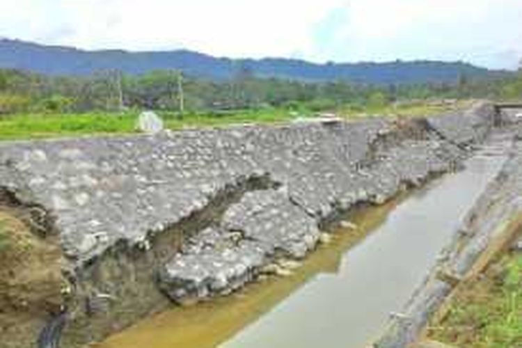 Saluran irigasi di Desa  Tanjong Selamat, Kecamatan Peudada, Kabupaten Bireuen, Aceh, hancur di terjang arus banjir yang terjadi beberapa hari lalu. DESI