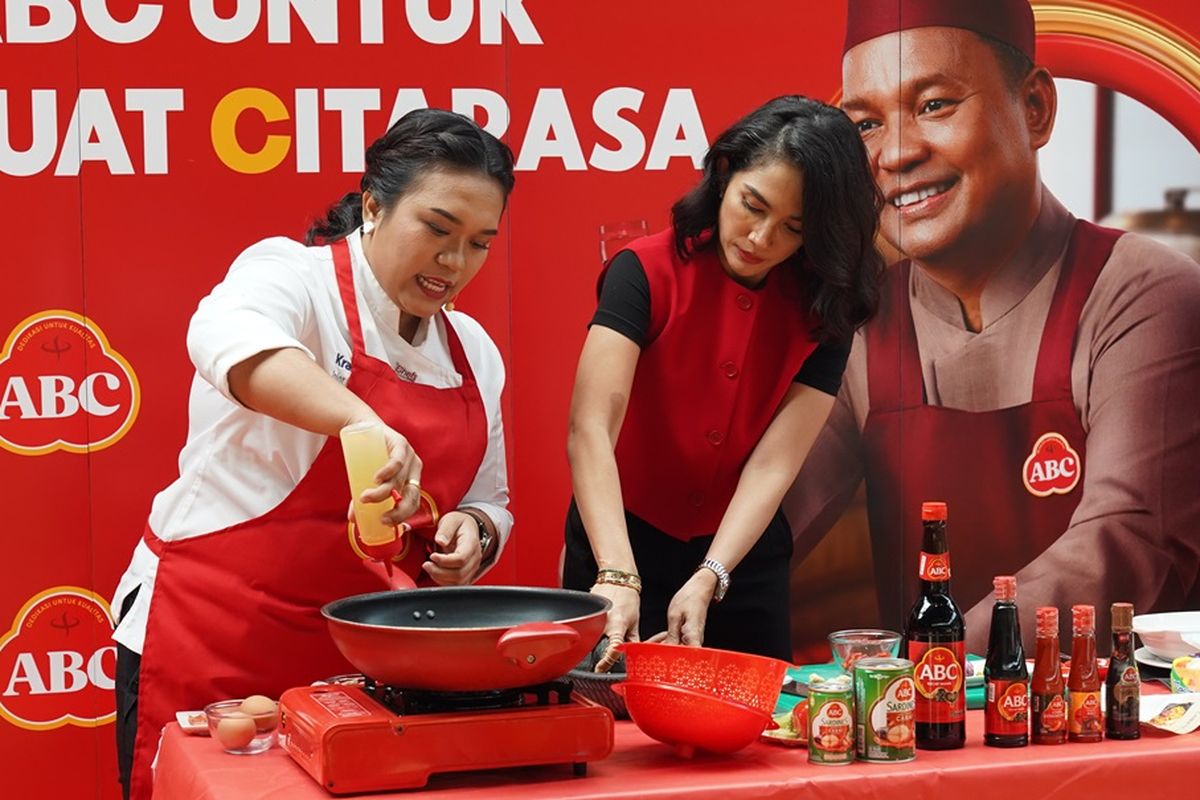 Chef Jojor dan selebtiri Ussy Sulistiawaty dalam acara jumpa pers kampanye ABC. 