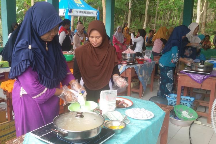 Warga Pulau Tinggi, Bangka Selatan saat lomba memasak menggunakan kompor induksi, Senin (3/11/2019).