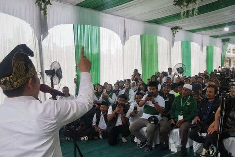 Ketua Umum PKB Muhaimin Iskandar meresmikan kantor baru DPW PKB Pekanbaru, Riau, Sabtu (2/12/2023). 