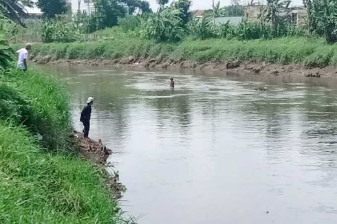 Pemuda di Bandung Nekat Loncat ke Sungai Citarum Berkali-kali