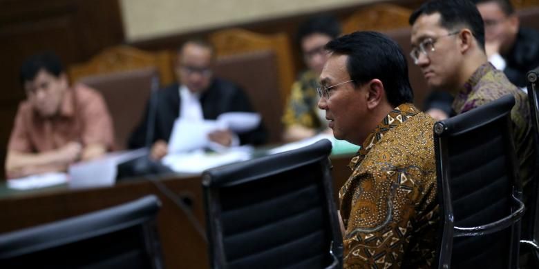 Gubernur DKI Jakarta Basuki Tjahaja Purnama (kiri) dan stafnya Sunny Tanuwidjaja menjadi saksi dalam persidangan dengan terdakwa mantan Presiden Direktur PT Agung Podomoro Land, Ariesman Widjaja di Pengadilan Khusus Tindak Pidana Korupsi, Jakarta Pusat, Senin (25/7/2016). Dalam kasus ini, Ariesman Widjaja didakwa menyuap anggota DPRD DKI Jakarta, Mohamad Sanusi sebesar Rp 2 miliar secara bertahap terkait rancangan peraturan daerah tentang reklamasi.