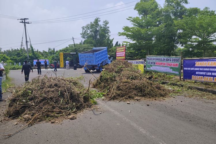 Pemblokiran jalan di Bangkalan pada Senin (1/12/2025). 