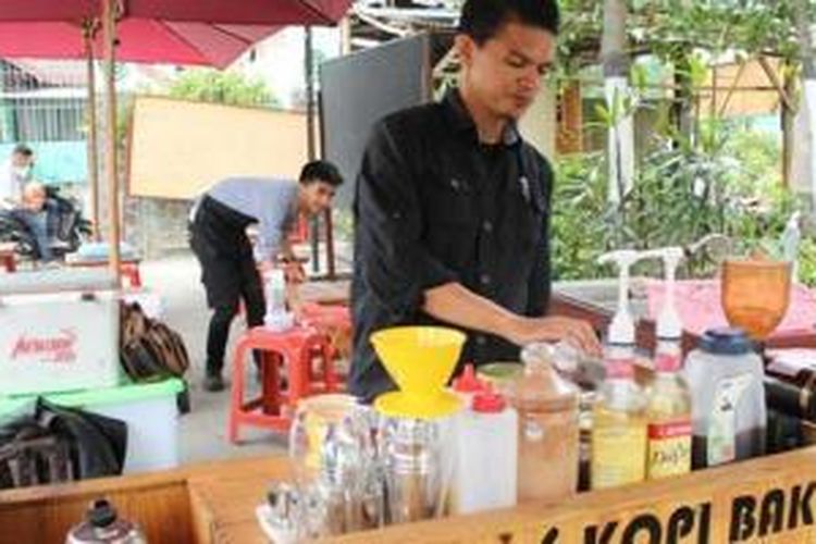 Fajar saat meracik kopi di kedai Buun Koeffie yang berada di Jalan Ipda Tut Harsono no. 8 Yogyakarta, Selasa (11/11/2014).   
