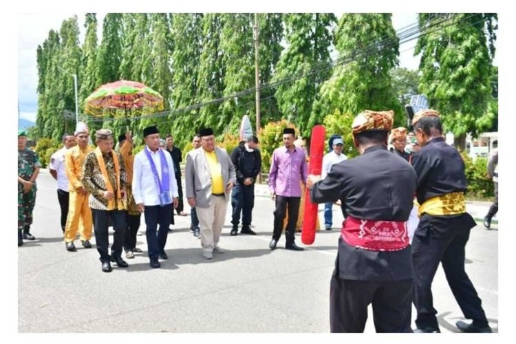 Pemangku adat di Boalemo menggelar upacara mopotilolo saat menyambut kedatangan Menteri Pemuda dan Olahraga Zainuddin Amali.