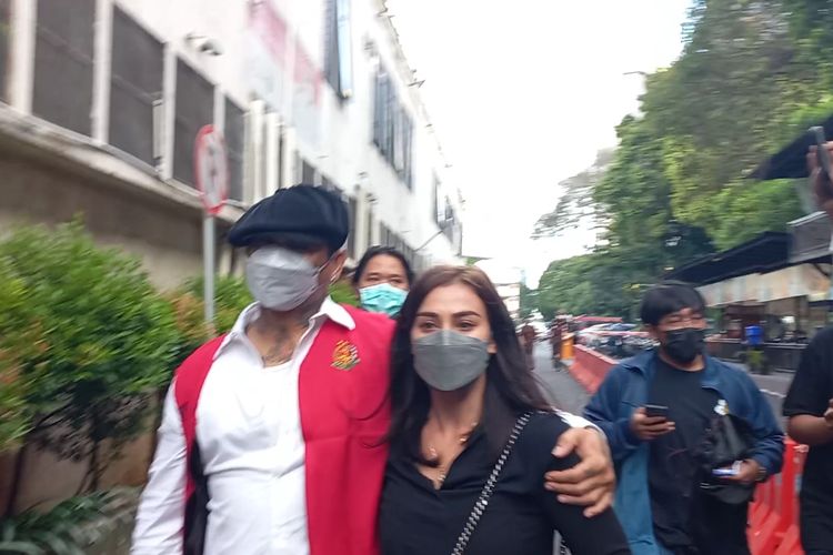 Musisi I Gede Ari Astina alias Jerinx bersama Istrinya Nora Alexandra saat berjalanan menuju ruang tahanan Polda Metro Jaya, Rabu (1/12/2021).