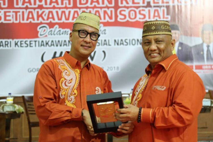 Menteri Sosial Agus Gumiwang Kartasasmita, saat memberikan penghargaan Kabupaten/Kota Penyalur Bansos BPNT Terbaik Pertama Tahun 2018 kepada Kota Metro, Lampung dalam acara Hari Kesetiakawanan Sosial Nasional (HKSN) di Gedung Bele Li Mbui, di Kecamatan Hulonthalangi, Gorontalo, Rabu (19/12/2018).