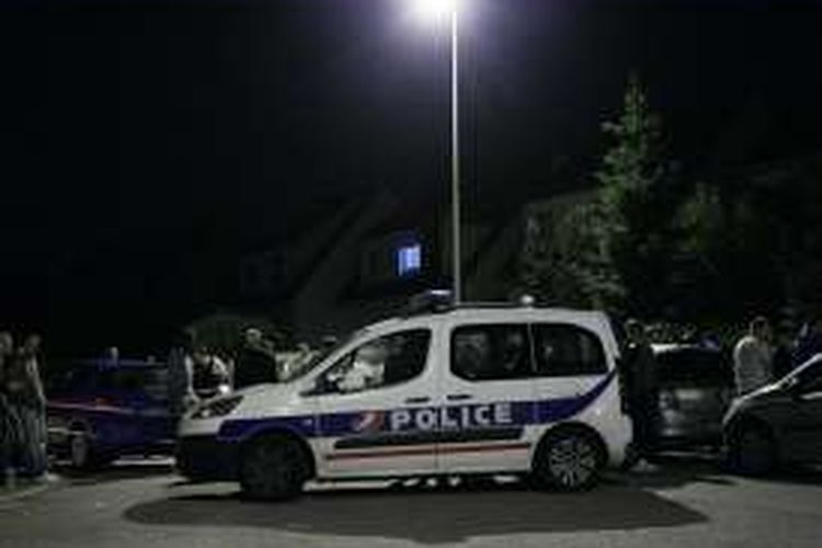 Seorang polisi Perancis dan istrinya dibunuh oleh penyerang yang diduga teroris, Senin (13/6/2016) malam atau Selasa (14/6/2016) WIB.