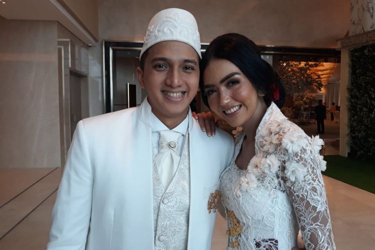 Ge Pamungkas berpose dengan istrinya, Anastasia Herzigova alias Kyku di InterContinental Pondok Indah, Jakarta Selatan, Jumat (30/11/2018).
