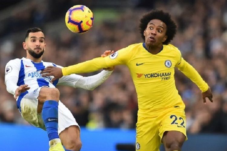 Martin Montoya dan Willian mencoba mengejar bola pada pertandingan Brighton & Hove Albion vs Chelsea di Stadion American Express Community, 16 Desember 2018. 