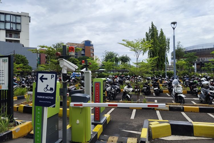 Area parkir sepeda motor di Stasiun Tanah Abang Baru, Jakarta Pusat, Kamis (6/11/2025). 